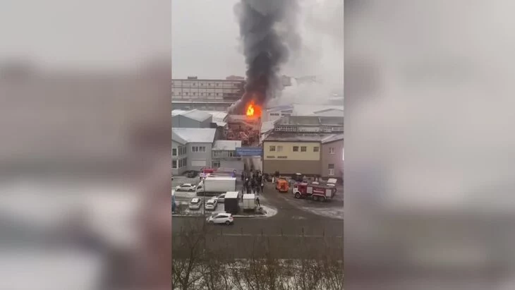 Производственное здание загорелось в Климовске