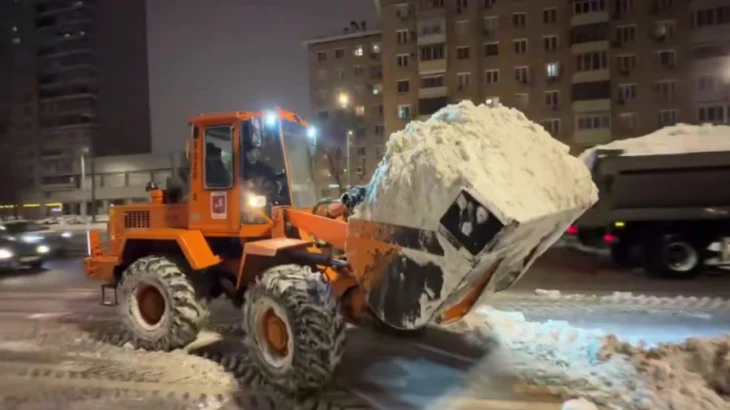 Городские службы продолжают ликвидировать последствия мощного снегопада Городские службы продолжают ликвидировать последствия мощного снегопада
