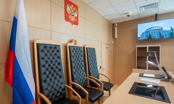 Сотрудницу салона красоты арестовали на восемь суток за неповиновение силовикам