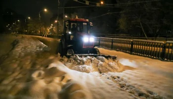 Московские службы круглосуточно ликвидируют последствия сильного снегопада