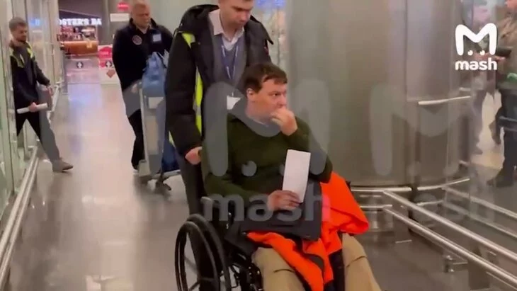 Россияне, выжившие на упавшем в Афганистане самолете, прилетели в Москву Россияне, выжившие на упавшем в Афганистане самолете, прилетели в Москву