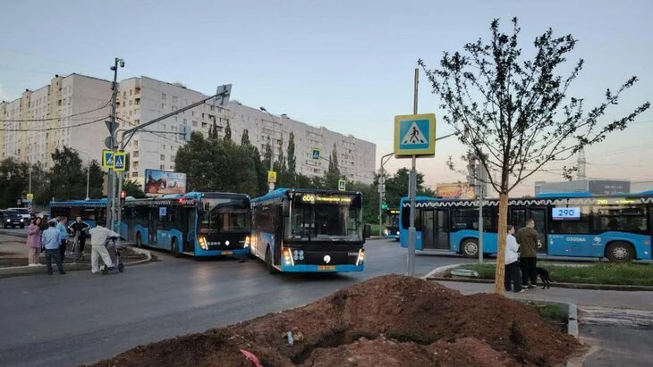 Два автобуса столкнулись на севере Москвы Два автобуса столкнулись на севере Москвы