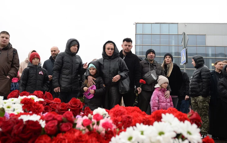 Минутой молчания почтили память жертв теракта возле здания «Крокус Сити Холл» Минутой молчания почтили память жертв теракта возле здания «Крокус Сити Холл»