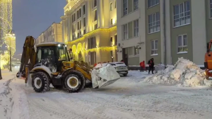 Городские службы продолжают ликвидировать последствия мощного снегопада Городские службы продолжают ликвидировать последствия мощного снегопада