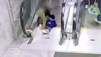 Руку годовалого ребенка зажевало в эскалаторе в ТРЦ в Санкт-Петербурге