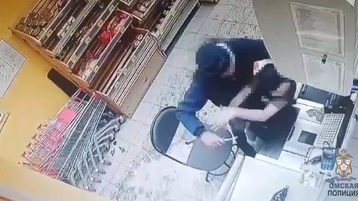 Мужчина напал с "розочкой" на продавщицу магазина в Омске Мужчина напал с "розочкой" на продавщицу магазина в Омске