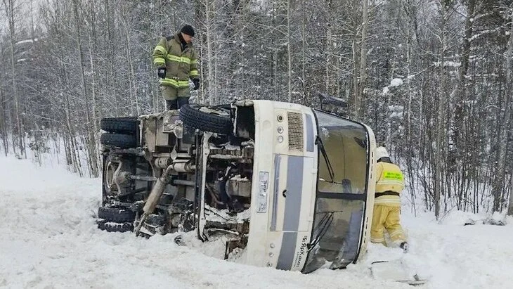 Пассажирский автобус опрокинулся в кювет в Архангельской области Пассажирский автобус опрокинулся в кювет в Архангельской области