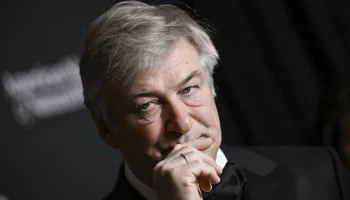 Актеру Алеку Болдуину вновь предъявили обвинения из-за гибели оператора на съемках