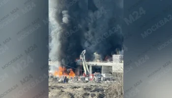 Стройматериалы загорелись в здании на юге Москвы