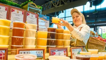 Участница московской ярмарки из Волгоградской области помогает бойцам СВО