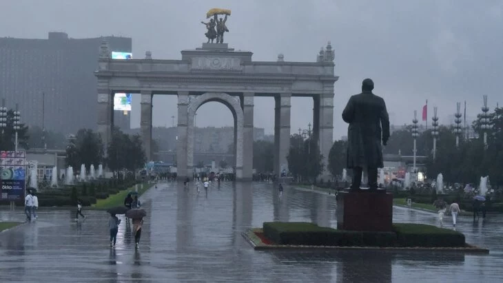 Службы Москвы переведены в режим повышенной готовности из-за непогоды Службы Москвы переведены в режим повышенной готовности из-за непогоды