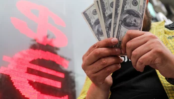 ЦБ впервые за год поднял официальный курс доллара выше 96 рублей