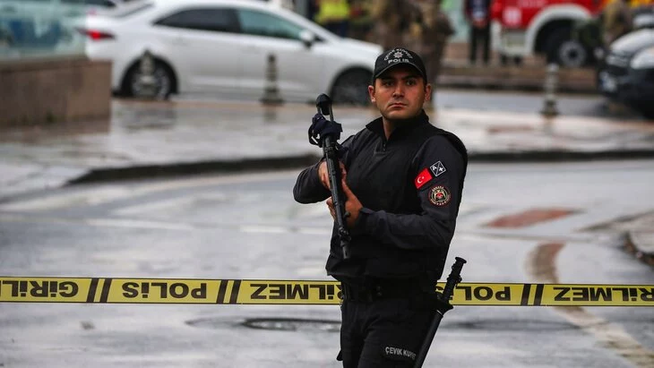 В Турции обезвредили и задержали полицейского, открывшего стрельбу в участке
