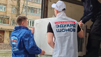 Депутат Госдумы Петр Толстой и ветеран боевых действий Эдуард Шонов приняли участие в гуманитарной а