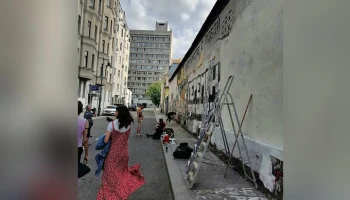 Художники отреставрируют стену Виктору Цою в центре Москвы