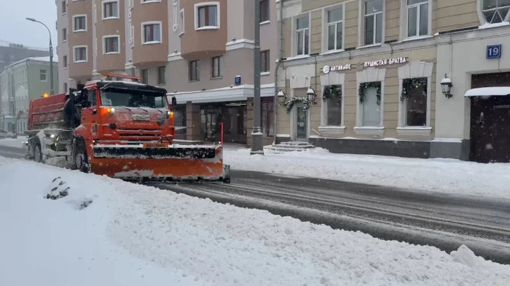 Около 130 тысяч человек задействованы в уборке снега в Москве Около 130 тысяч человек задействованы в уборке снега в Москве