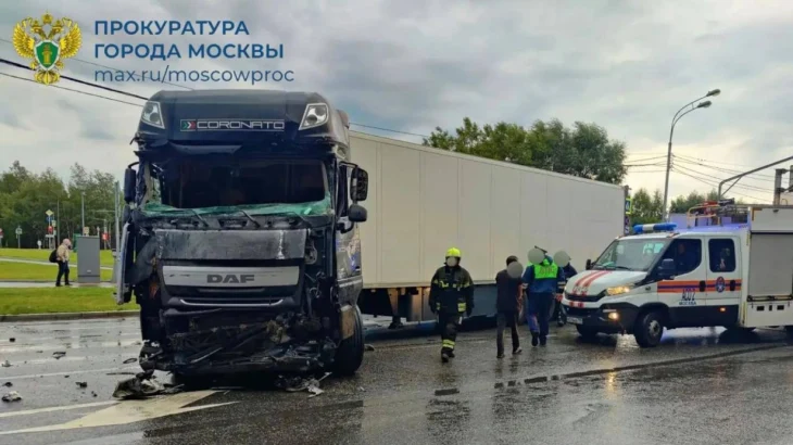 Грузовик столкнулся с автобусом на Дмитровском шоссе в Москве, есть погибший Грузовик столкнулся с автобусом на Дмитровском шоссе в Москве, есть погибший