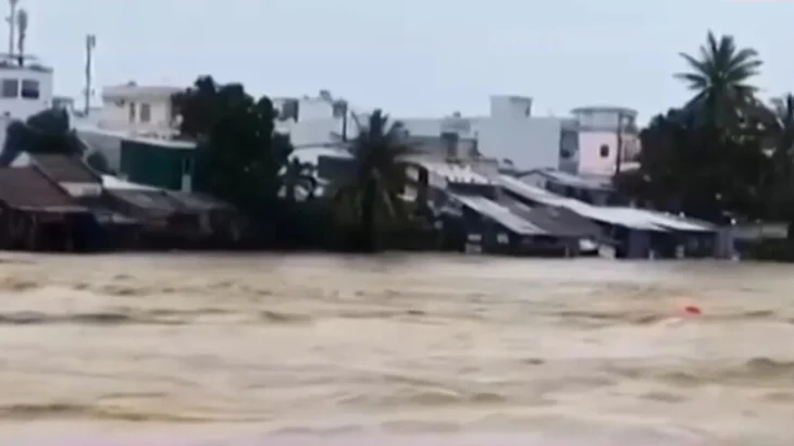 Минимум 90 человек погибли во Вьетнаме из-за масштабных наводнений Минимум 90 человек погибли во Вьетнаме из-за масштабных наводнений