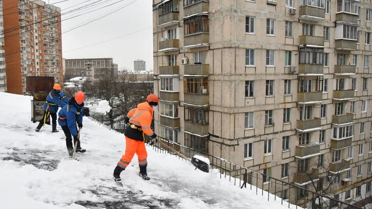 В Москве проводят очистку крыш жилых домов после снегопада