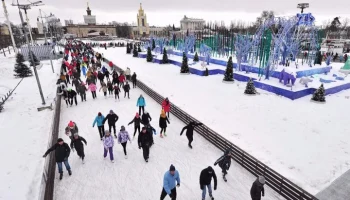 Специалисты-ледовары круглосуточно следят за состоянием катка на ВДНХ Специалисты-ледовары круглосуточно следят за состоянием катка на ВДНХ