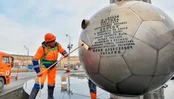 Более 1,1 тысячи памятников промыли в Москве перед зимой
