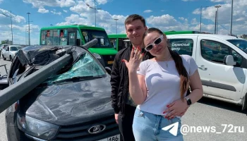 Выжившей в ДТП тюменке сделали предложение у разбитой машины