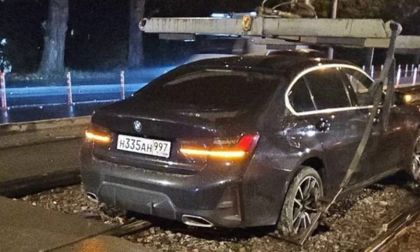 Московское метро подаст в суд на водителя, застрявшего на трамвайных путях Московское метро подаст в суд на водителя, застрявшего на трамвайных путях
