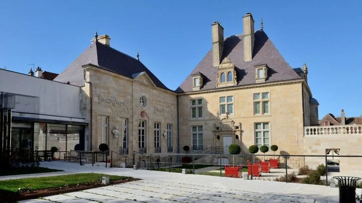 Французский музей Дени Дидро был ограблен через несколько часов после кражи в Лувре Французский музей Дени Дидро был ограблен через несколько часов после кражи в Лувре