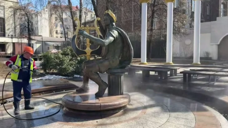 Специалисты промыли фонтаны в саду «Аквариум» в Москве после зимы Специалисты промыли фонтаны в саду «Аквариум» в Москве после зимы