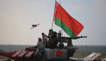 Белоруссия предупредила Польшу о &laquo;заблудившихся дронах&raquo; и сбила некоторые из них
