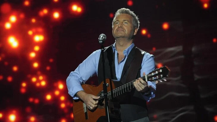 Певец Агутин обиделся на то, что поклонницы не расписывают его подъезд Певец Агутин обиделся на то, что поклонницы не расписывают его подъезд