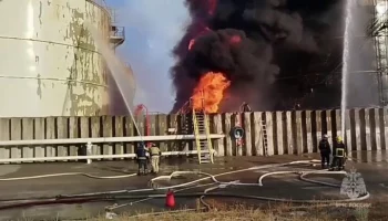 Пожар на резервуаре с нефтью в Азове распространился на 3,2 тысячи кубометров