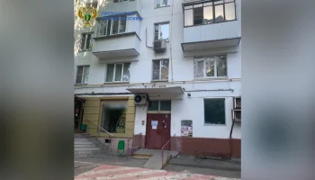 Ребенок выпал из окна квартиры на востоке Москвы