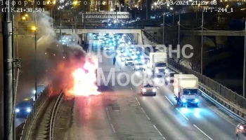 Автомобиль загорелся перед въездом в Лефортовский тоннель