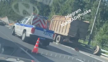 Два грузовика и мотоцикл столкнулись на МКАД