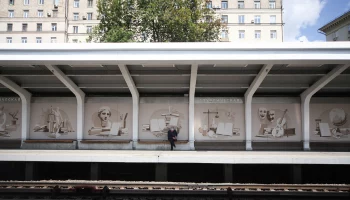 &laquo;Оторвало прямо с корнями&raquo;: деревья рухнули у станции метро &laquo;Студенческая&raquo; в Москве