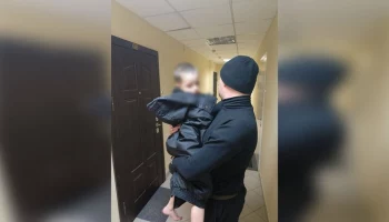 В общем коридоре петербургского ЖК "Лондон Парк" обнаружили голого ребенка