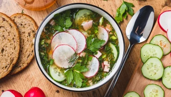Не сильно «ударит» по ЖКТ и кошельку: как приготовить вкусную окрошку и сэкономить