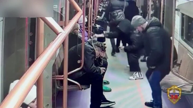 В Москве юноша украл телефон у пассажирки на станции метро "Петровский парк" В Москве юноша украл телефон у пассажирки на станции метро "Петровский парк"