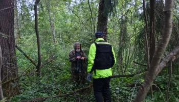 Подмосковные спасатели нашли в лесу пенсионера с отключившимся GPS-трекером