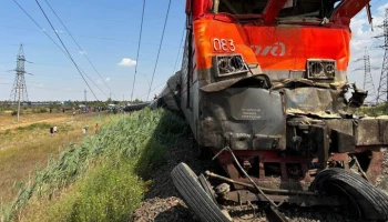 РЖД: водитель грузовика грубо нарушил ПДД, выехав на переезд перед поездом под Волгоградом