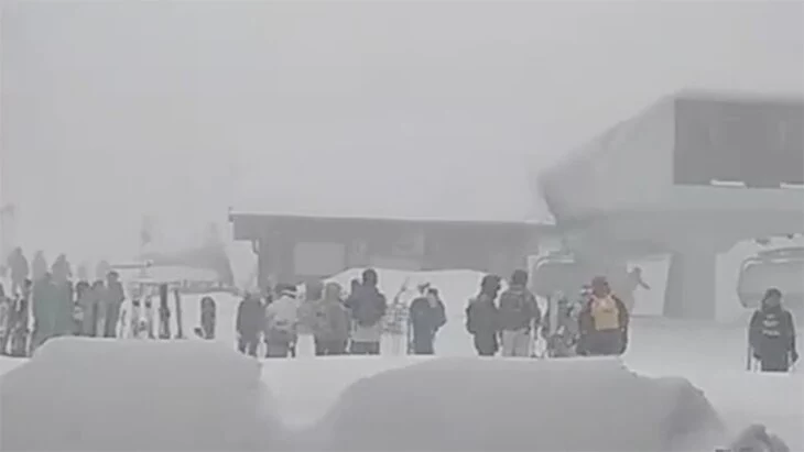 Сход снега произошел на горнолыжном курорте "Лаура" в Сочи