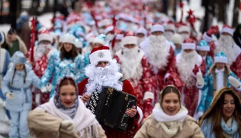 Парад Дедов Морозов и Снегурочек прошел в центре Москвы
