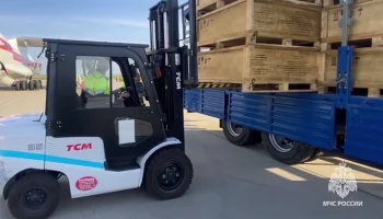 Борт МЧС доставил водоналивные дамбы в Тюменскую область