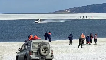 В Сахалинской области спасли 20 рыбаков с оторванной льдины