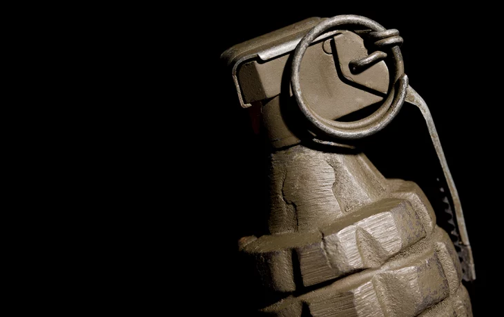 Mash: Взрыв гранаты произошел в многоэтажке на улице Артамонова Mash: Взрыв гранаты произошел в многоэтажке на улице Артамонова