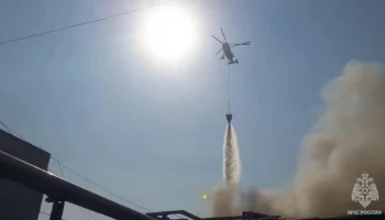 Четыре вертолета тушат пожар на Бережковской набережной в Москве