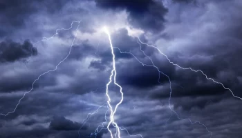 Удар молнии убил пастуха и более 50 овец в Дагестане