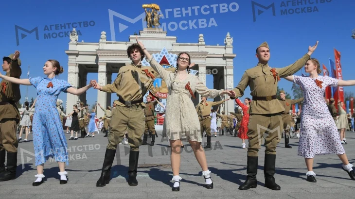 Более 200 пар станцевали &laquo;Вальс Победы&raquo; на ВДНХ