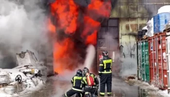 Крупный пожар произошел на складе со стройматериалами в Магадане